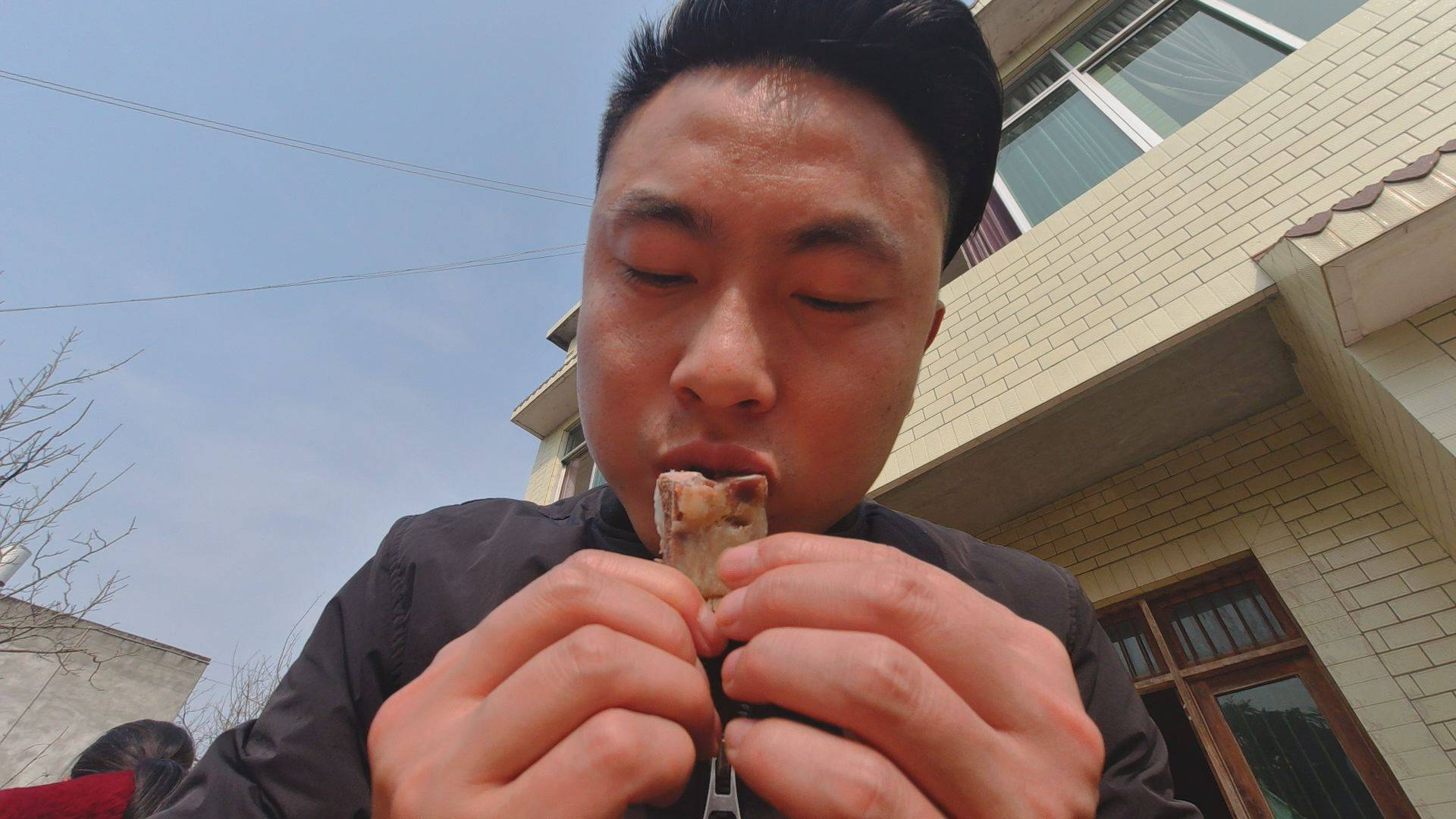 今天去吃团年饭,一桌好吃的,这是第一家,接下来会不停地吃
